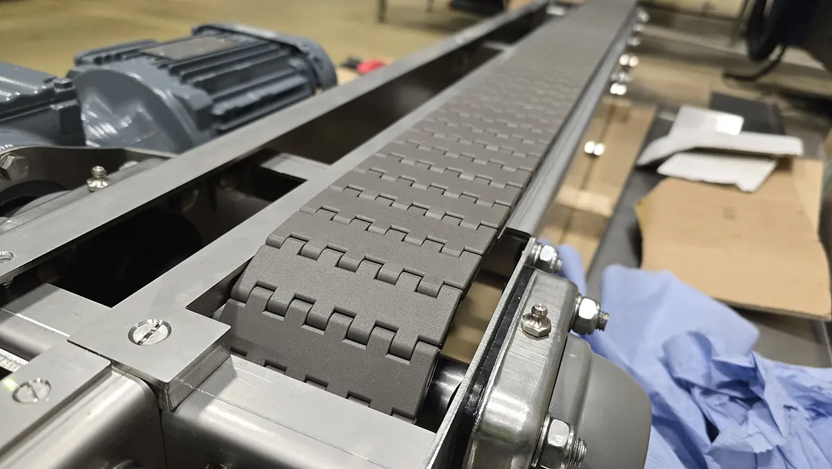 Plastic chain fitted on a stainless steel frame