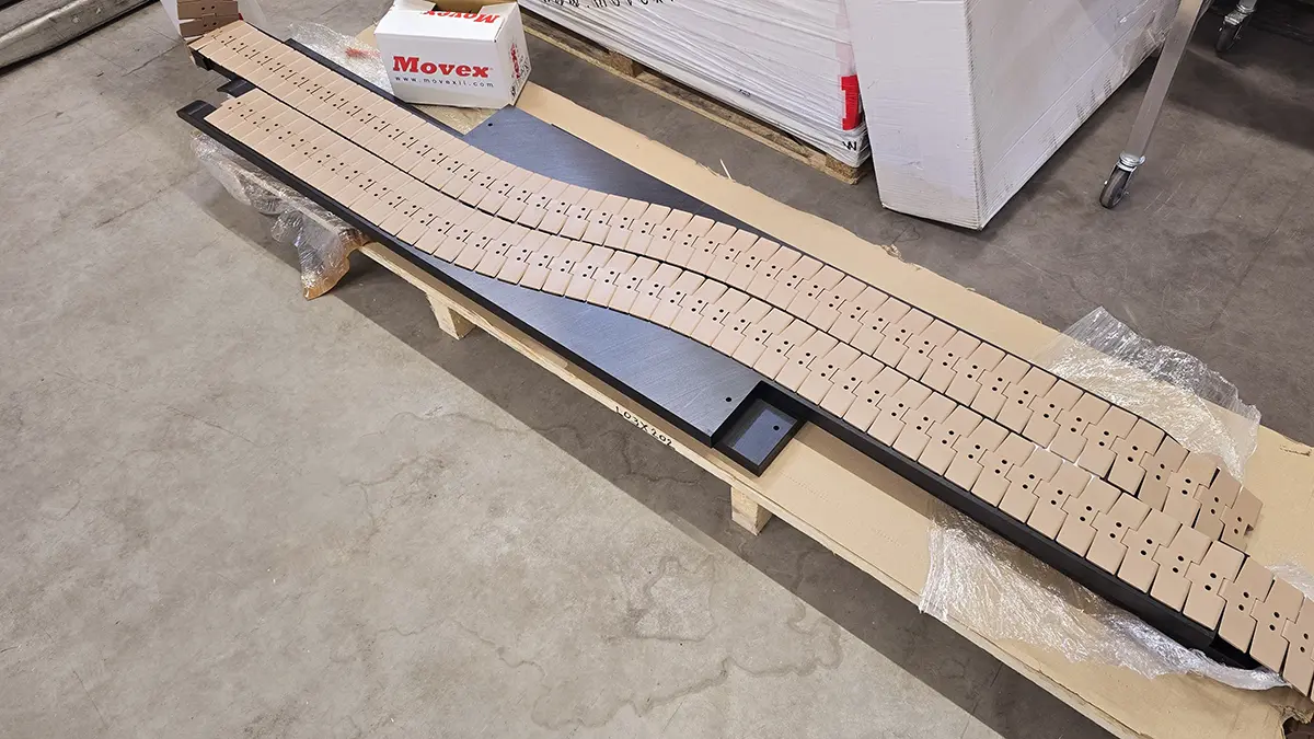 Plastic chain and wear strips