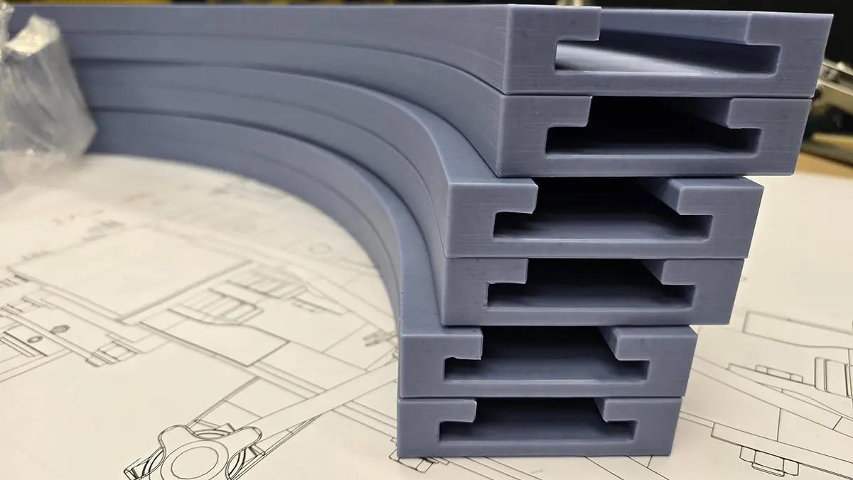 Plastic curve guide profiles